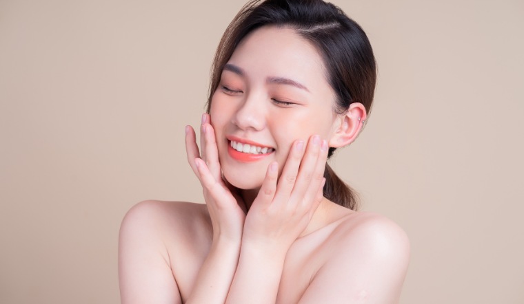 Tẩy tế bào chết là bước thực hiện sau khi rửa mặt trong quy trình skincare ban đêm