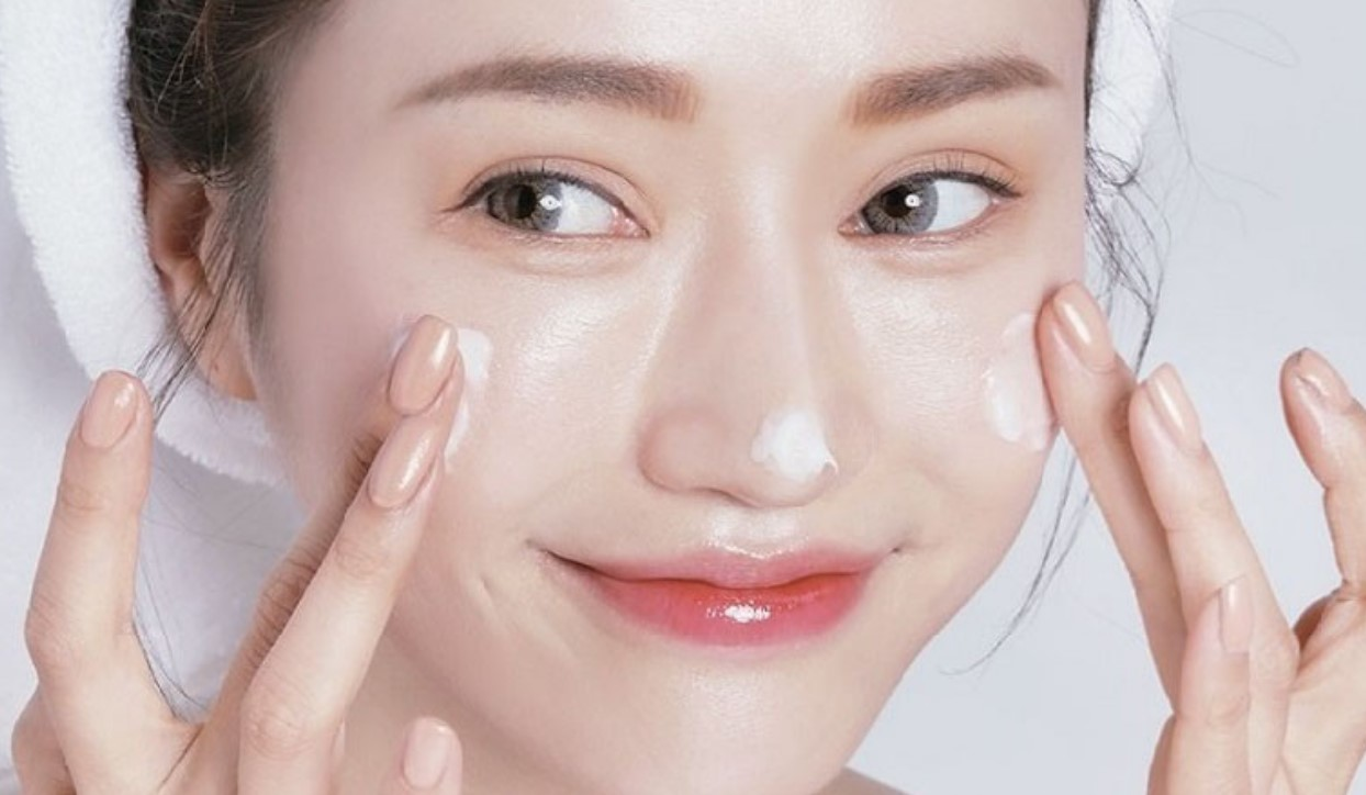 Rửa mặt sạch sẽ là bước đầu tiên trong thứ tự các bước skincare cơ bản